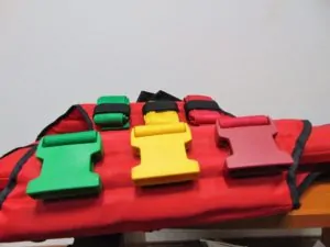 Aparatură Medicală de Ultimă Generație în Ambulanțele Private Samaritanus 12 Dispozitiv de extracție KED (Kendrick Extraction Device) pliat, folosit de ambulanțele Samaritanus pentru imobilizarea pacienților.