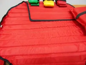 Aparatură Medicală de Ultimă Generație în Ambulanțele Private Samaritanus 14 Vedere de ansamblu a dispozitivului de extracție KED, esențial pentru imobilizarea coloanei până la transferul pe targa medicală.