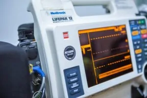 Aparatură Medicală de Ultimă Generație în Ambulanțele Private Samaritanus 4 Ecranul unui monitor medical afișând o electrocardiogramă (ECG) cu 12 derivații