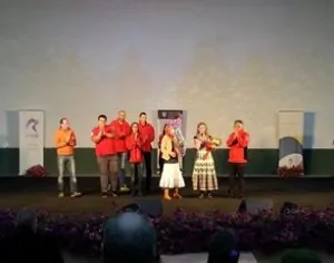 Voluntari Interacționând cu Copiii la Evenimente